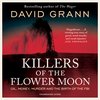 Couverture du livre Killers of the Flower Moon de David Grann, montrant une raffinerie de pétrole au coucher du soleil et des citations.