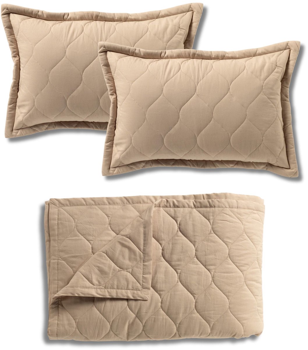 Dutch Decor VOORDEELSET - 3-delig - Romee - 2 sierkussens 40x60 cm - 1 bedsprei 240x260 cm - beige