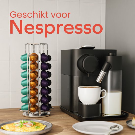 Zilverkleurige metalen capsulehouder, geschikt voor Nespresso, naast een koffiemachine.