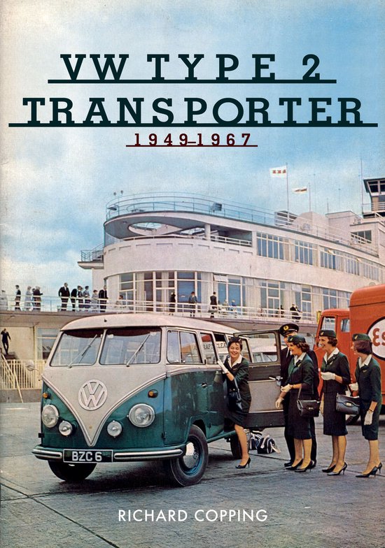 Groen-witte VW T2 Transporter uit 1949-1967, met passagiers voor een modern gebouw.