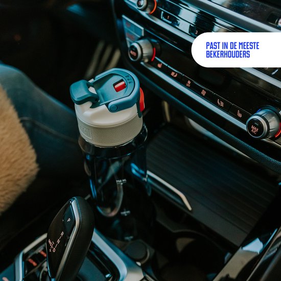 Bouteille Kambukka bleue avec bouchon dans un porte-gobelet de voiture.