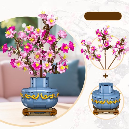 Bouquet de fleurs de cerisier roses dans un vase bleu aux détails dorés, à côté des pièces détachées.