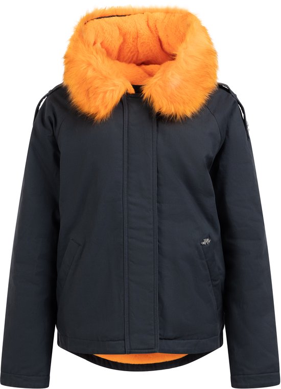Zwarte jas met een feloranje imitatiebont kraag en oranje voering, geïsoleerd op een witte achtergrond.