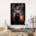 Impression abstraite de cerf élaphe avec de grands bois, suspendue à un mur avec des éléments décoratifs.