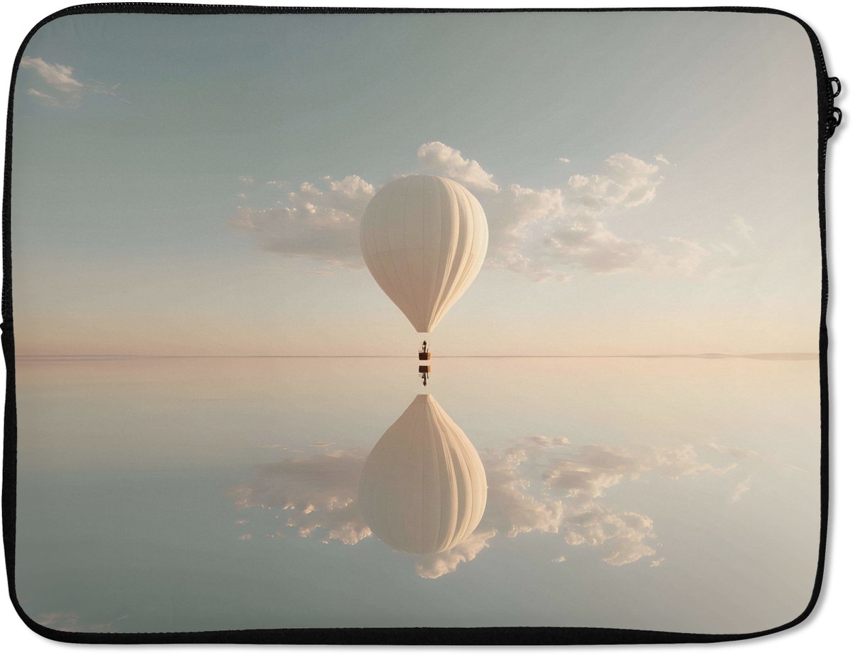 Laptophoes 15.6 inch - Luchtballon - Wolken - Water - Blauw - Laptop sleeve - Binnenmaat 37x26 cm - Zwarte achterkant