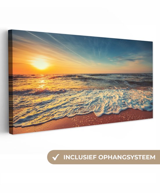 Zonsondergang boven zee, golven spoelen aan op het strand. Er staat 'INCLUSIEF OPHANGSYSTEEM'.
