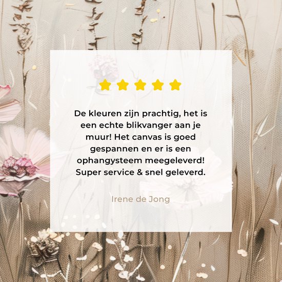 Close-up van een schilderij met roze bloemen en grassen, met een klantbeoordeling.