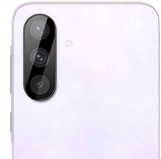 De achterkant van een witte telefoon met een zwarte cameraplaats voor drie lenzen.