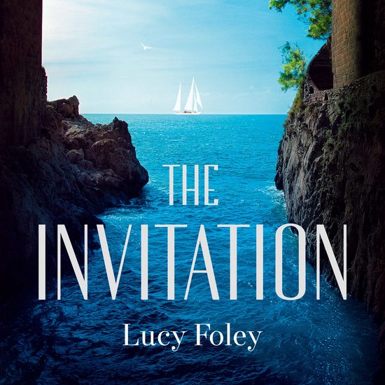 Boekomslag 'The Invitation' van Lucy Foley. Een zeilboot op een azuurblauwe zee tussen rotswanden.