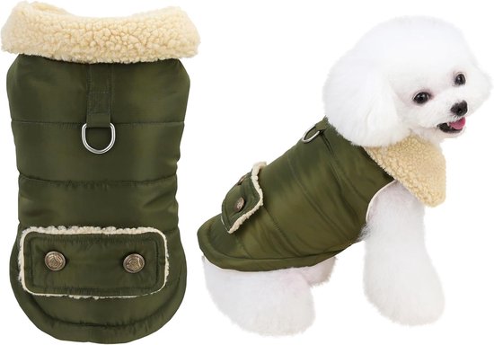 Groene winterjas voor honden met teddykraag, ook gedragen door een witte hond.
