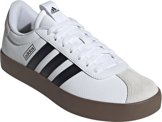 Witte adidas VL Court 3.0 sneaker met zwarte strepen en bruine zool, geïsoleerd op wit.