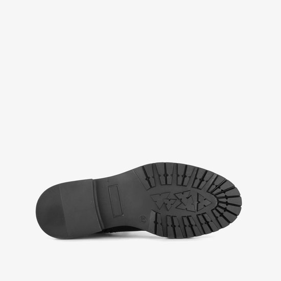 Zool van zwarte leren veterboot met profiel.