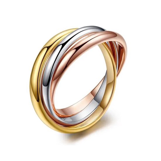 Een driekleurige ring, waarin goud-, zilver- en roségoudkleurige banden zijn verweven.