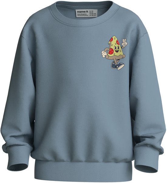 Blauwe sweater met een kleine print van een lachende pizzapunt met V-teken op de linkerborst.