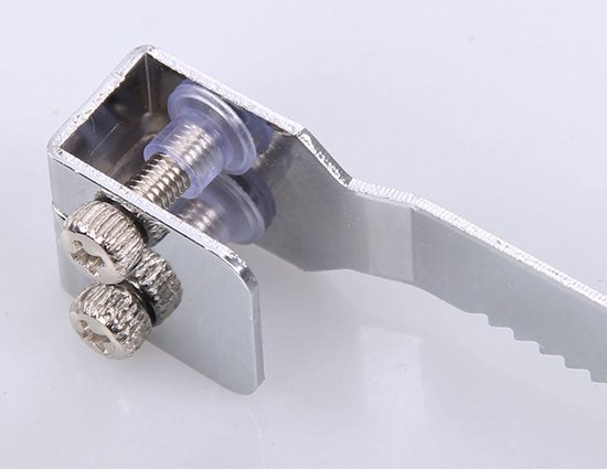 Close-up van zilverkleurig slot met schroeven en rubberen pad.
