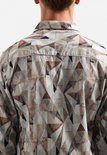 Achterkant van een overhemd met all-over geometrische print in bruin-, grijs- en wittinten op corduroy.