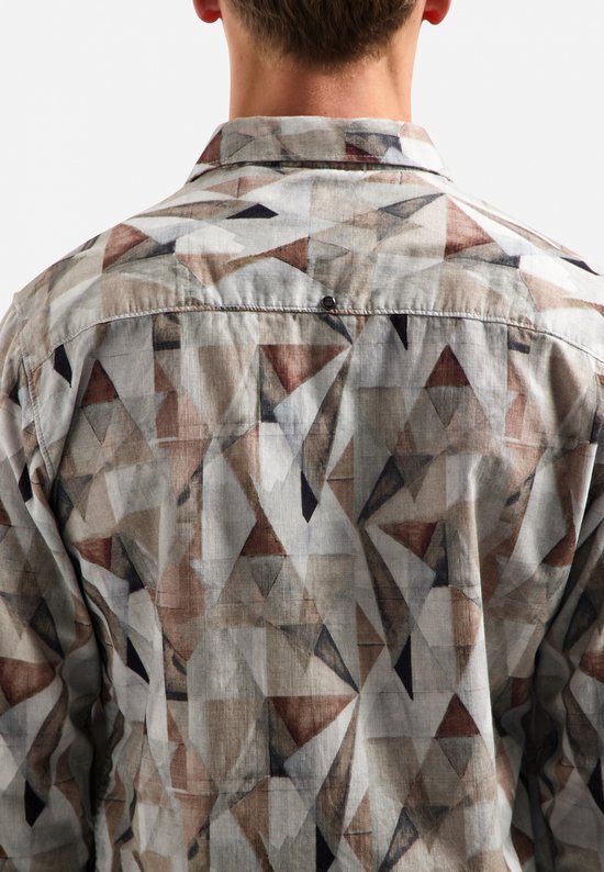 Achterkant van een overhemd met all-over geometrische print in bruin-, grijs- en wittinten op corduroy.