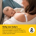 Een vrouw met blonde haren voedt een baby. De tekst 'Veilig voor baby's' staat op de voorgrond.