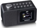 Zwarte Lenco wekkerradio met dab+ scherm, antenne en bedieningsknoppen.