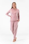 Roze fluwelen joggingpak met capuchon en rits, gedragen door een vrouw met hand in de zak.