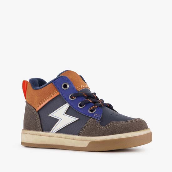 Blauwe sneaker met witte bliksemprint, oranje en bruine details, veters.
