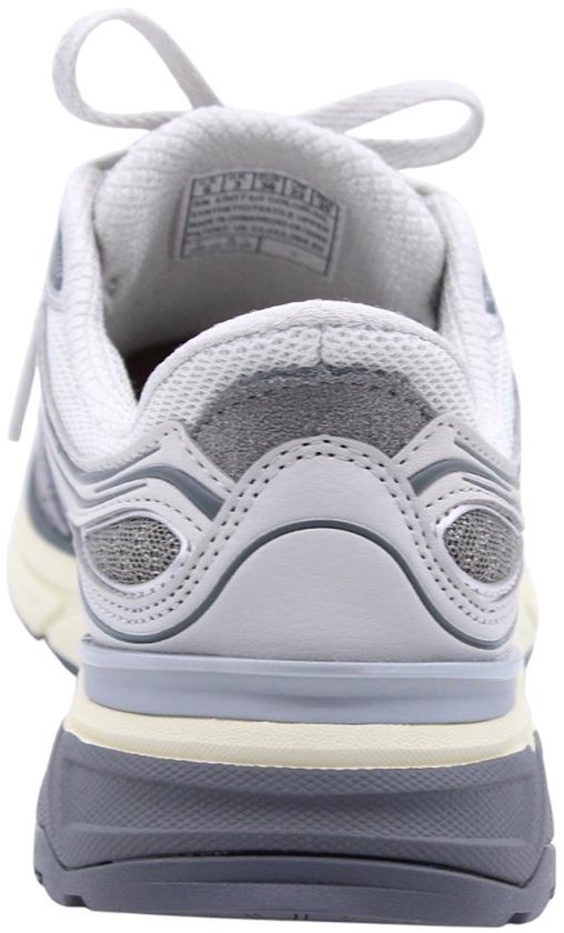 Achterkant van een zilverkleurige Skechers sneaker met gelaagde details op de hiel.