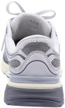 Achterkant van een zilverkleurige Skechers sneaker met gelaagde details op de hiel.