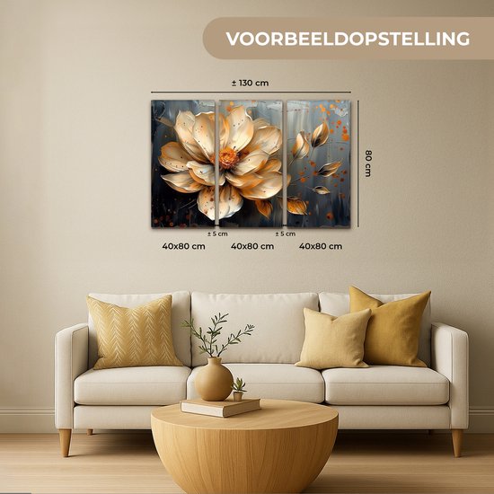 Une peinture triptyque d'une fleur abstraite dorée avec des accents orange sur un fond gris foncé, présentée au-dessus d'un canapé.
