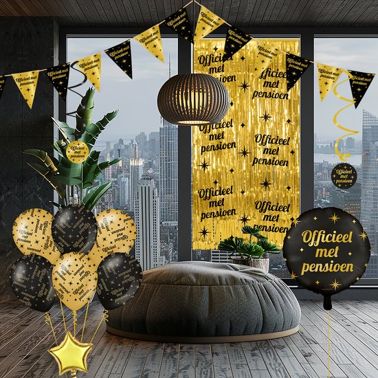 Pensioenfeest decoratie in een woonkamer, met gouden franje-gordijn, ballonnen en vlaggenlijn.