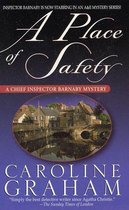 Boekomslag van 'A Place of Safety' door Caroline Graham, met een mysterieus stadsgezicht bij nacht.