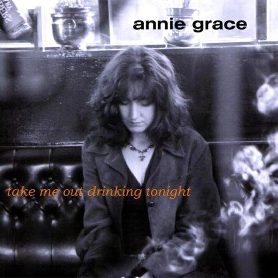 Annie Grace aux cheveux foncés, assise sur un banc, avec le texte 'take me out drinking tonight'.