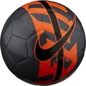 foto van Nike React Voetbal - Maat 5 - Grijs - Oranje