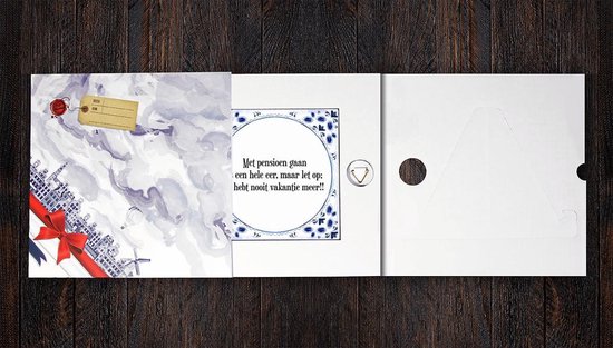 Tegeltje met Spreuk (afscheid collega): Met pensioen gaan is een hele eer, maar let op; je hebt nooit vakantie meer!! + Cadeau verpakking & Plakhanger