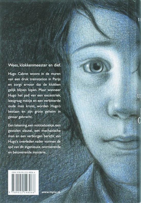 Close-up van een tekening van een kindergezicht, met een deel van de tekst: 'Wees, klokkenmeester en dief. Hugo Cabret woont in de muren van een druk treinstation in Parijs.'
