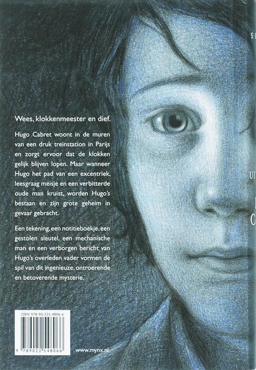 Close-up van een tekening van een kindergezicht, met een deel van de tekst: 'Wees, klokkenmeester en dief. Hugo Cabret woont in de muren van een druk treinstation in Parijs.'