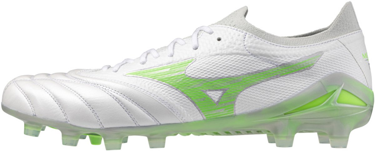 Mizuno Morelia Neo IV β Elite voetbalschoenen in wit met groene accenten, gemaakt van echt leer en synthetisch materiaal.