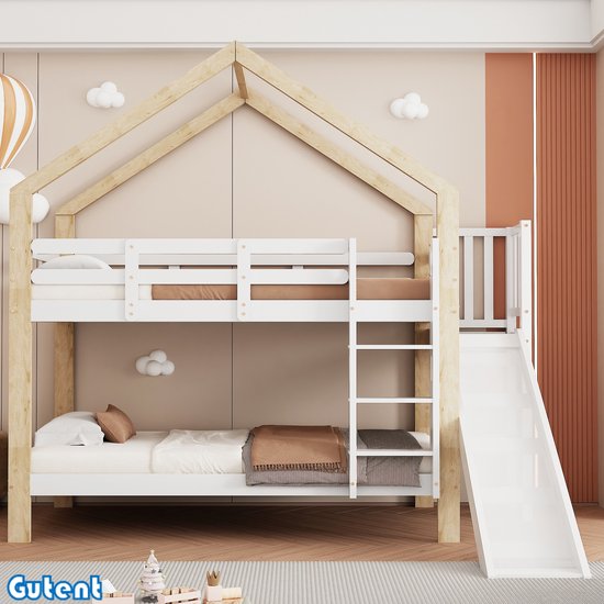 Wit stapelbed met houten huisframe, glijbaan, trapje en bruine dekens.