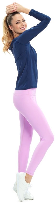Vrouw in donkerblauwe longsleeve en lichtroze legging, witte sneakers.