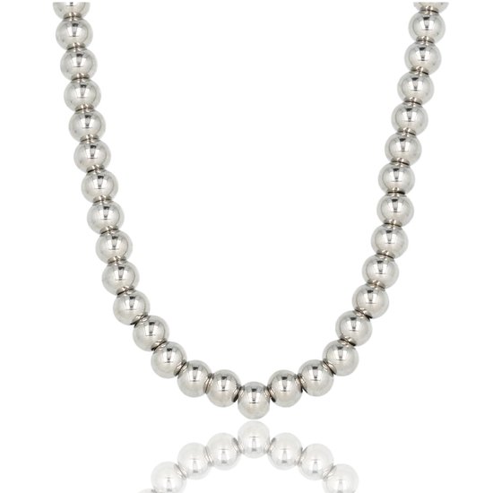 Zilverkleurige ketting bestaande uit een rij glanzende, uniforme metalen balletjes tegen een witte achtergrond.