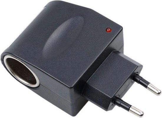 Zwarte AC/DC adapter met EU stekker, sigarettenaansteker poort en een rood controlelampje.