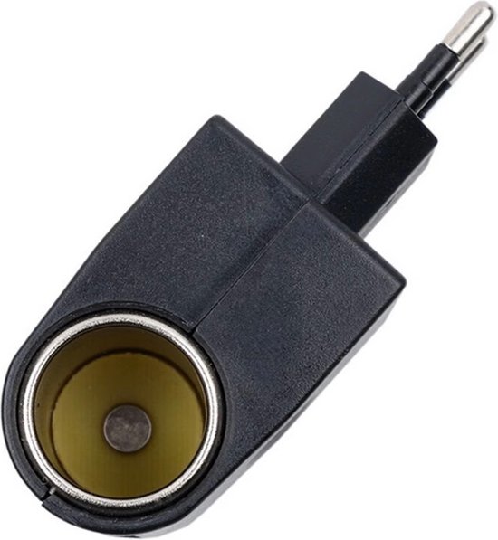 Zwarte AC/DC adapter met EU stekker en sigarettenaansteker poort met rood controlelampje.