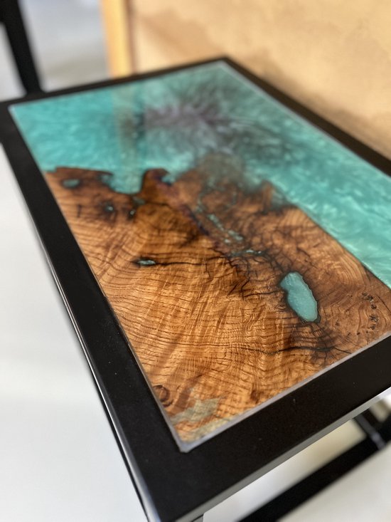 bijzet tafel eikenhout in epoxy met zwart stalen gecoat frame
