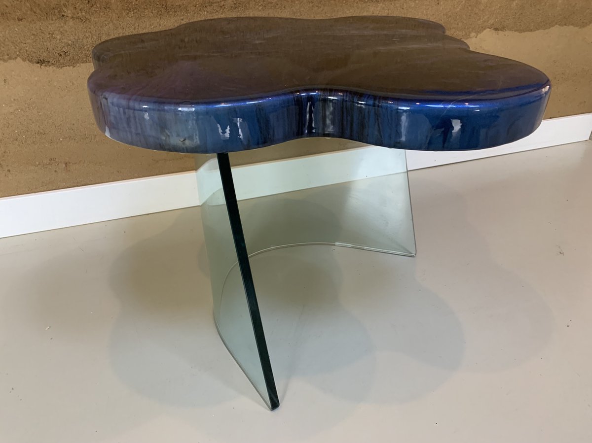 Bijzettafel / kunstobject - blauw paarse marmer van epoxy met glazen onderstel