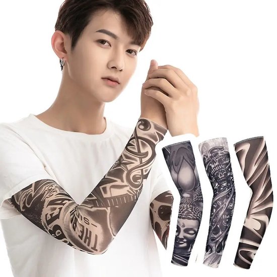 Man met witte t-shirt draagt tattoo sleeves met print van tribals, Boeddha, schedel en strepen.
