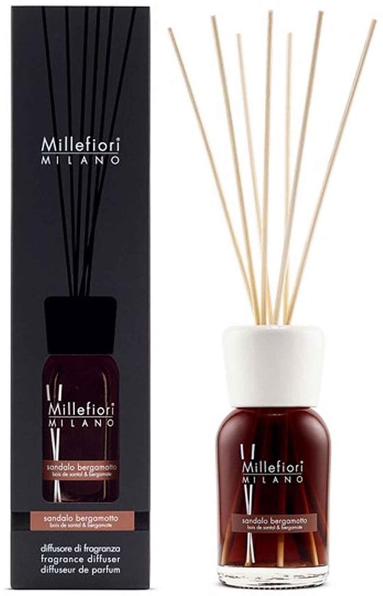Bruine glazen fles diffuser met witte dop, dunne stokjes en een zwarte doos. Met Millefiori Milano Sandalo Bergamotto etiket.