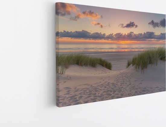 Vue latérale d'une toile représentant une plage avec des dunes lors d'un coucher de soleil coloré.