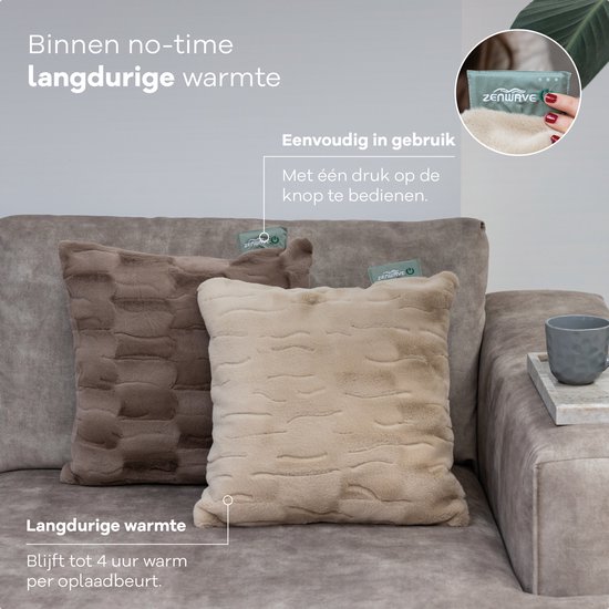 Twee Sandstone Beige Zenwave warmtekussens op een bank. Eenvoudig te bedienen met één druk op de knop. Blijft tot 4 uur warm.