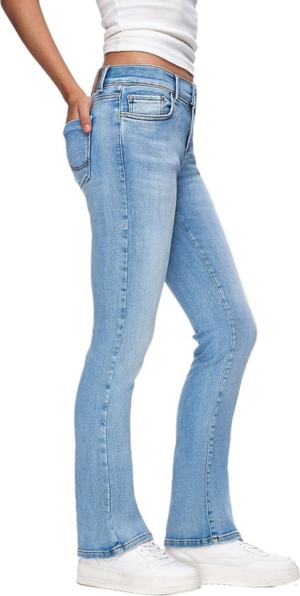 Lichtblauwe spijkerbroek met een flare pijp, gedragen door een model.