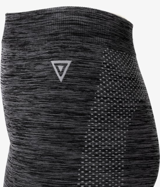 Zwarte, gemêleerde legging met een wit driehoekig logo en ruitpatroon op de zijkant.