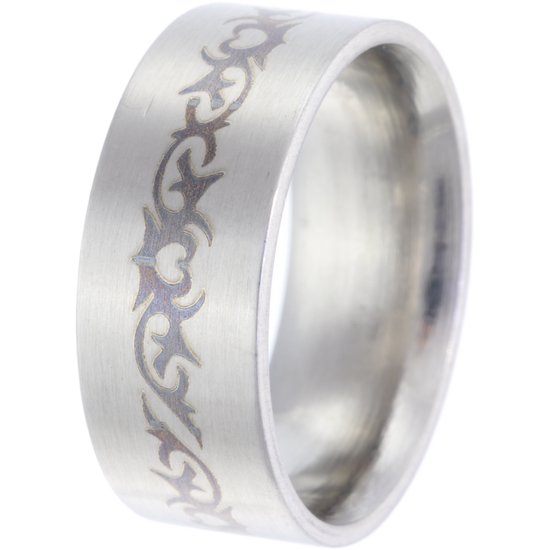 Zilverkleurige mat roestvrijstalen ring met een ingegraveerd tribal patroon.